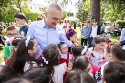 Meta u uron fëmijëve Festën e 1 Qershorit: T’iu sigurojmë një të ardhme të sigurt në atdheun tonë