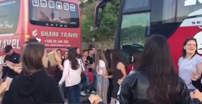 Në pritje të mbarimit të protestës, maturantët nga Kosova ia marrin valles në rrugën e Kombit