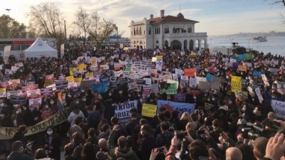 Studentët në Stamboll protesta masive, kundërshtimi i rektorit të zgjedhur nga Erdogan kthehet në “luftë për liri”