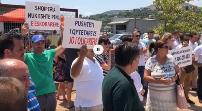 VIDEO/ Saranda e pret Ramën me protesta, qëllohet me midhje