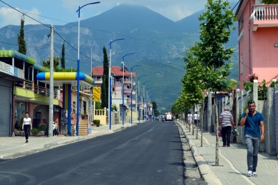 Mbyllet loti 3, Bashkia Kamëz përfundon ndërtimin e rrugës “Demokracia” 7 km