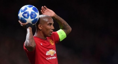 Ashley Young kërkon kontratë të re në United