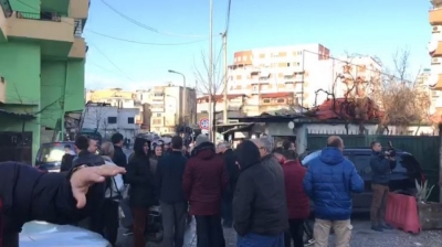 Shembet Tregu Elektrik, tregtarët përplasen me policinë bashkiake: Turp, jemi 232 të punësuar këtu!