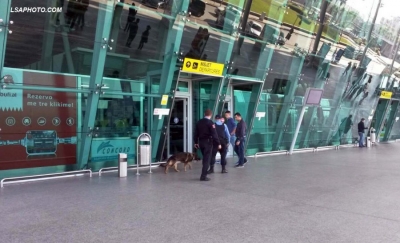 Arrestohen në Rinas, një trafikant droge dhe një mashtrues, kërkoheshin nga Interpoli