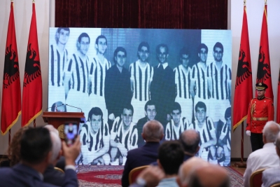 Presidenti Meta dekoron tre ish-futbollistë të Tiranës: Modeli dhe suksesi i tyre, është shembull për fëmijët