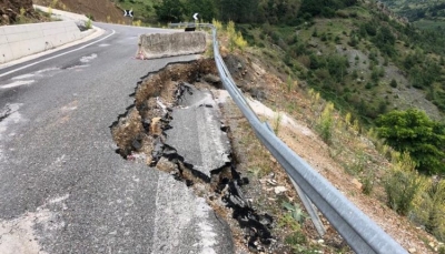 Reshjet e shiut dëmtojnë rrugët nacionale në Kukës, nuk mirëmbahen