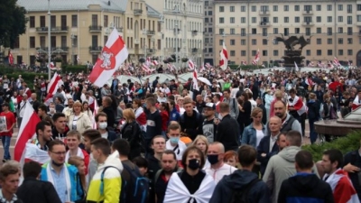 Opozita në Bjellorusi mban protestë madhështore, pavarësisht masave të ashpra opozitare