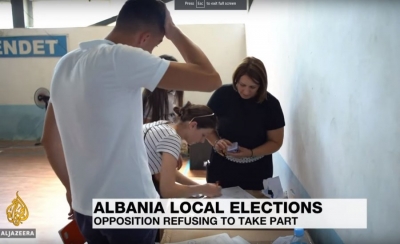 VIDEO/ Al Jazeera: Punonjësit e qeverisë merren me votimet në Kamzë