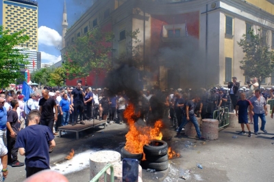 ‘Mbrojtës i hajdutëve, mos i prek qytetarët’/ Policia provokon protestuesit