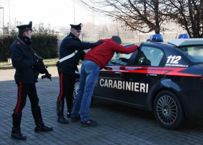 Policia italiane prangos ish-zyrtarin shqiptar