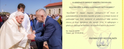 Foto dhe video ekskluzive/ Dekorimi i Kardinalit Ernest Troshani në Kishën e Shna Ndout