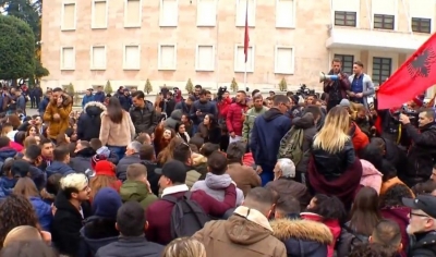 VIIDEO/ Studentët mblidhen të Kryeministria, qëllojnë me vezë zyrën e Ramës