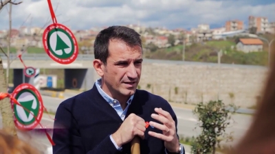 VIDEO/ Erjon Veliaj urdhëron zagarët e tij të dhunojnë gazetarin Artur Çani