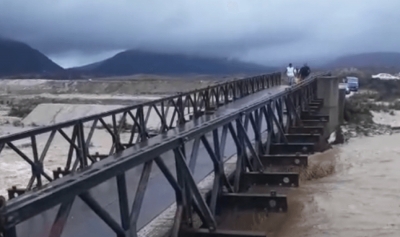 Moti i keq, vërshimi i ujrave rrezikon shembjen e urës në Delvinë