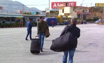 Valë masive kthimesh në Kakavijë, dhjetra qytetarëve iu refuzohet kalimi nga pala greke