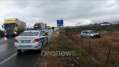 Përplasen dy makina në Shkodër, njëra përfundon jashtë rrugës