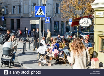 Kryeqyteti lituanez kthehet në kafene gjigande.