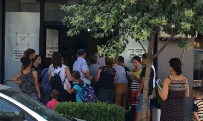 Prindërit shqiptarë të acaruar me shpërndarjen e librave shkollorë: T’i sjellin si në kohën e Enverit