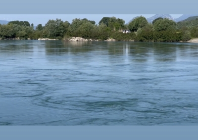 Tentoi të hidhej në lumin Buna me 4 fëmijët e mitur, Policia ndalon 27-vjeçaren