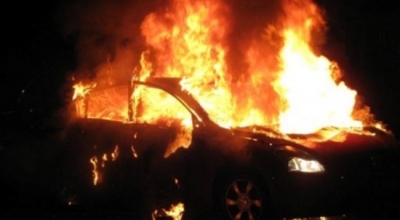 Në Fier gjendet një makinë e djegur, policia po heton për një krim të mundshëm