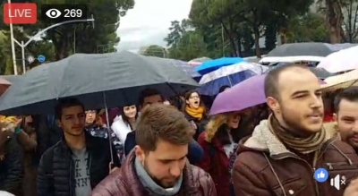 Studentët s&#039;i tremb shiu vijojnë sot rezistencën para kryeministrisë (LIVE)