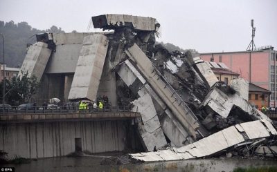 Tragjedia në Genova/ Nëna e dëshpëruar prej 4 ditësh pret pranë rrënojave