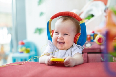VIDEO/ Kjo këngë mund të lumturojë çdo bebe