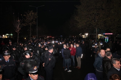 Policia terror mbi banorët e 'Astirit', arreston qytetarë/ Rrethohet Komisariati