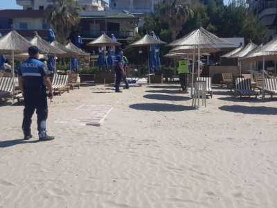 Policia e Durrësit shkul çadrat dhe shezlongët nga plazhi, gjobit e kërcënon pronarët