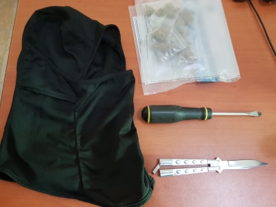 Me thikë, kaçavidë dhe maskë, dy adoleshentët kapen në flagrancë. Ja çfarë do bënin