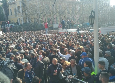 Mediat e huaja raportojnë live protestën e opozitës shqiptare