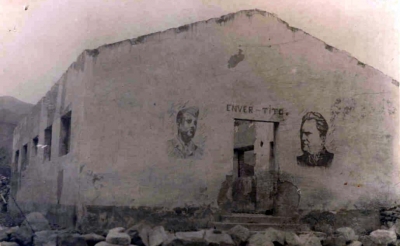 Fasada e kongresit me portretet e Titos dhe E.Hoxhës