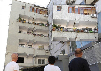 FOTO TË FRIKSHME/Në Durrës tërmeti ndan më dysh pallatin, banorët në qiell të hapur