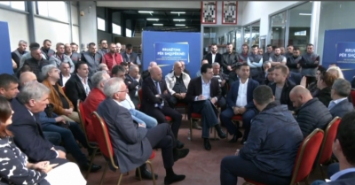 LIVE/ Lulzim Basha nis bashkëbisedimin me biznesmenët e Durrësit