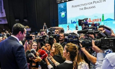 Të gjithë mikrofonat për Albin Kurtin dhe asnjë për Thaçin