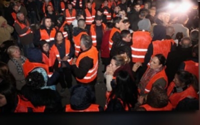 Vijon terrori në Unazën e Re/ Policia mësyn në një prej familjeve protestuese (Foto)