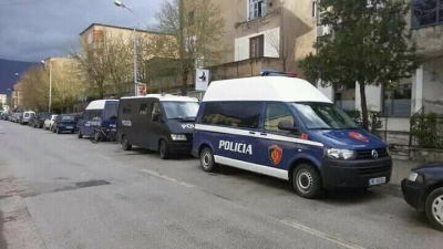 Qytetari i kërkon borxhin, polici në Kukës e godet me pistoletë