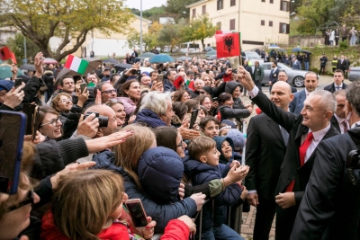 Video/ Këngë shqiptare në Kalabri, këndon edhe Presidenti Meta