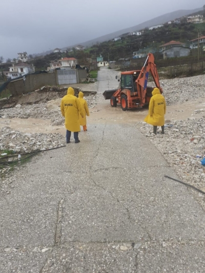 VIDEO - FOTO/Përroi i Lazaratit del nga shtrati, izolon dy lagjet, probleme në rrugët e jugut