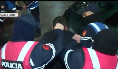 Momente tensioni nga protesta në Tiranë, ndërhyjnë 'Shqiponjat' dhe FNSH, shoqërohen disa qytetarë