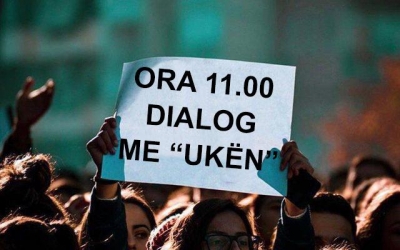 Ironike dhe sarkastike, “memet” e studentëve janë kthyer në “himnin” e protestës