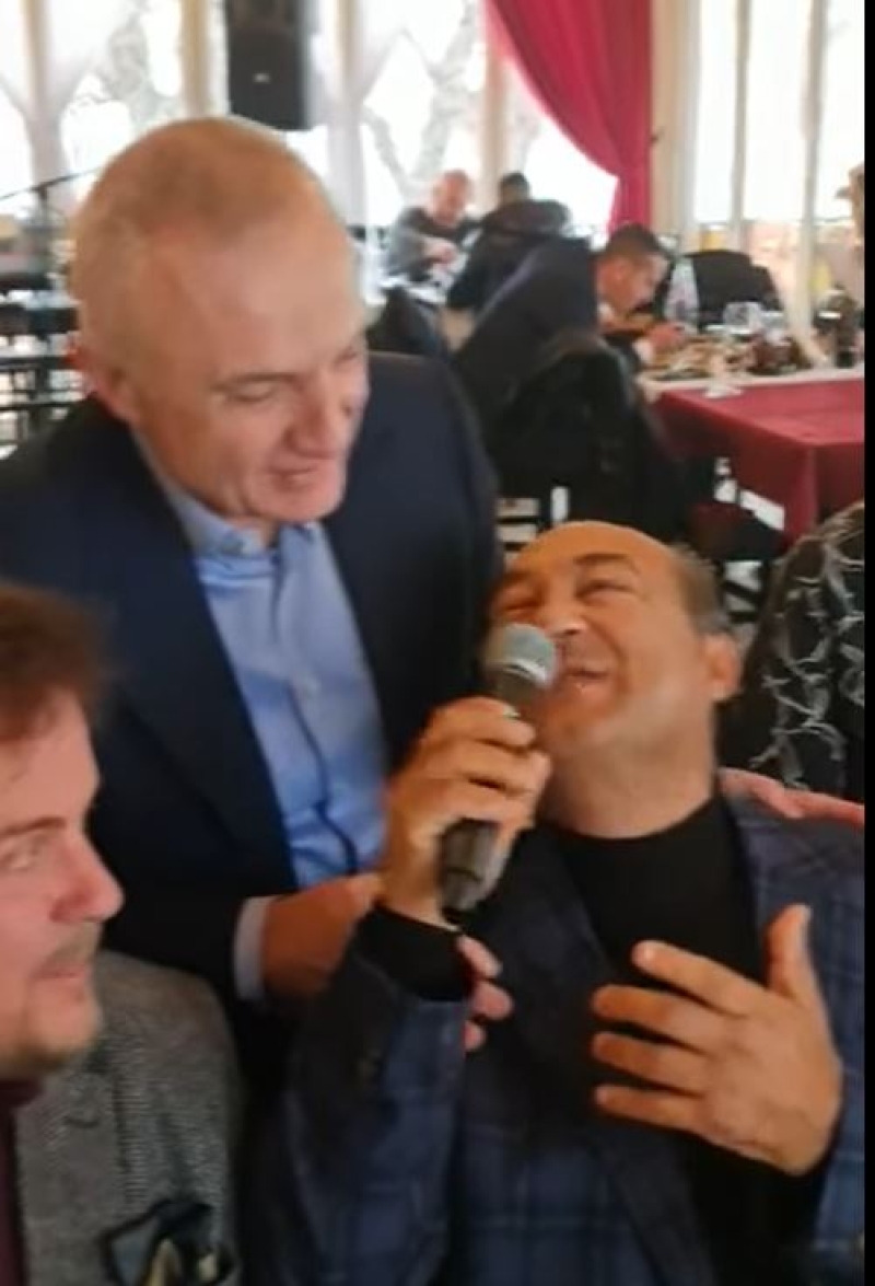 Ilir Meta ia merr këngës me Bujar Qamilin në Shkodër