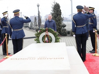 Presidenti Meta, homazhe pranë varrit të Ibrahim Rugovës: &quot;Historia e re e Kosovës ka në themel veprën e ndritur të Presidentit&quot;