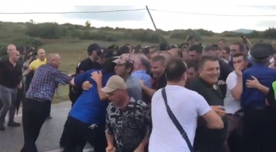 VIDEO/ Kuksianët çajnë rrethimin e policisë dhe përzenë Ramën, Berisha: Kryengritësit e pamposhtur...