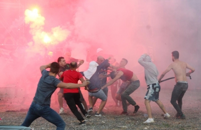 Dhunë sonte në ndeshjen derbi Tirana-Partizani. Ndërhyjnë forcat speciale
