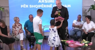 Libra të zhgarravitur po jepni/ Gazetarja i përvishet Ramës: Boll me propogandë