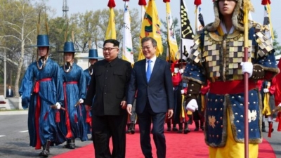 Historike/ Kim Jong-Un kalon ‘vijën e kuqe’... viziton vëllanë e Jugut