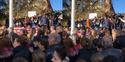 E dhimbshme/ Mes lotësh protestuesja merr megafonin: Polici më goditi nënën, do të gjej ...