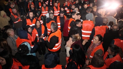Protesta tek Unaza e Re: ‘Mos u fryfshi me lekë, fëmijët tuaj fshijnë menderen me 500 euro’