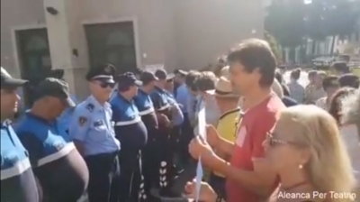 Teatri Kombëtar, përplasje mes policisë dhe qytetarëve (VIDEO)